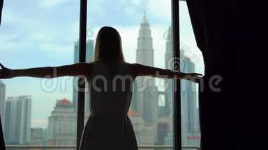 一位成功的富婆拉开了俯瞰城市的窗户的窗帘的剪影，这是一幅夸张的画面